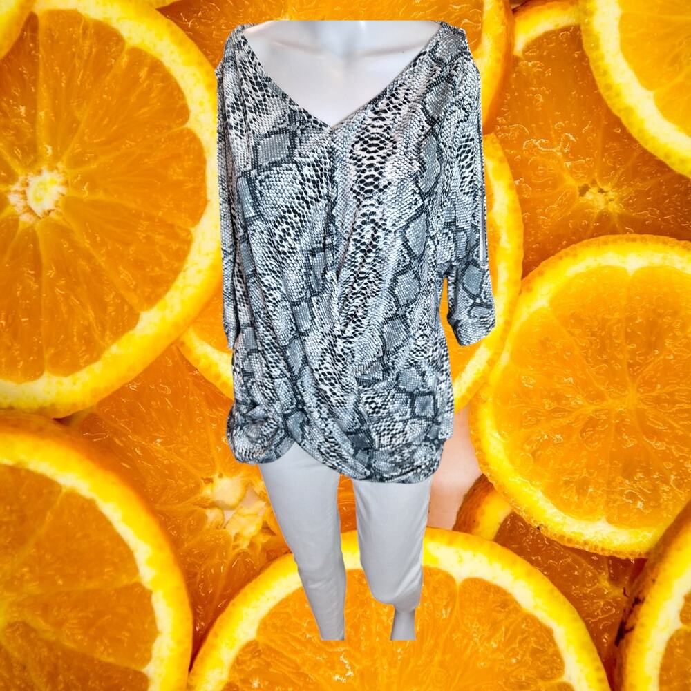 Abyoxi Women's Black‎ & White Snakeskin Print V-Neck Blouse Size